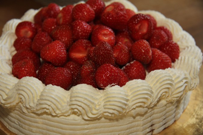 Spritsad jordgubbstårta